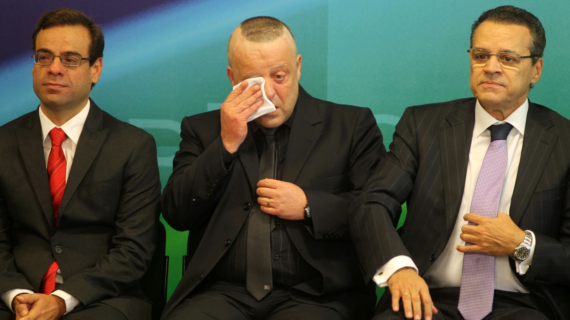 16.mar.2013 - Ministro Mendes Ribeiro chora ao ser homenageado por Dilma - Roberto Jayme/UOL