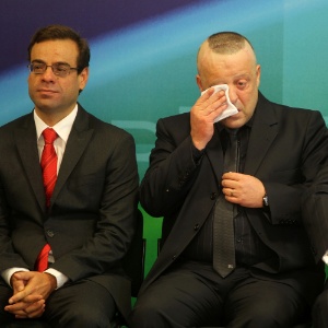 Ministro Mendes Ribeiro chora ao ser homenageado por Dilma - Roberto Jayme/UOL