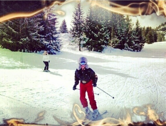 16.mar.2013 - Narcisa Tamborindeguy publica foto esquiando