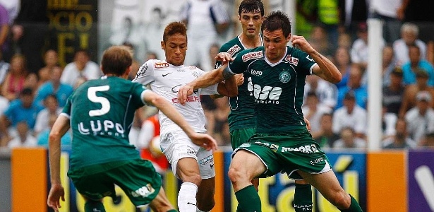 Neymar, atacante do Santos, disputa a bola entre três jogadores do Guarani - Ricardo Saibun/Divulgação Santos FC