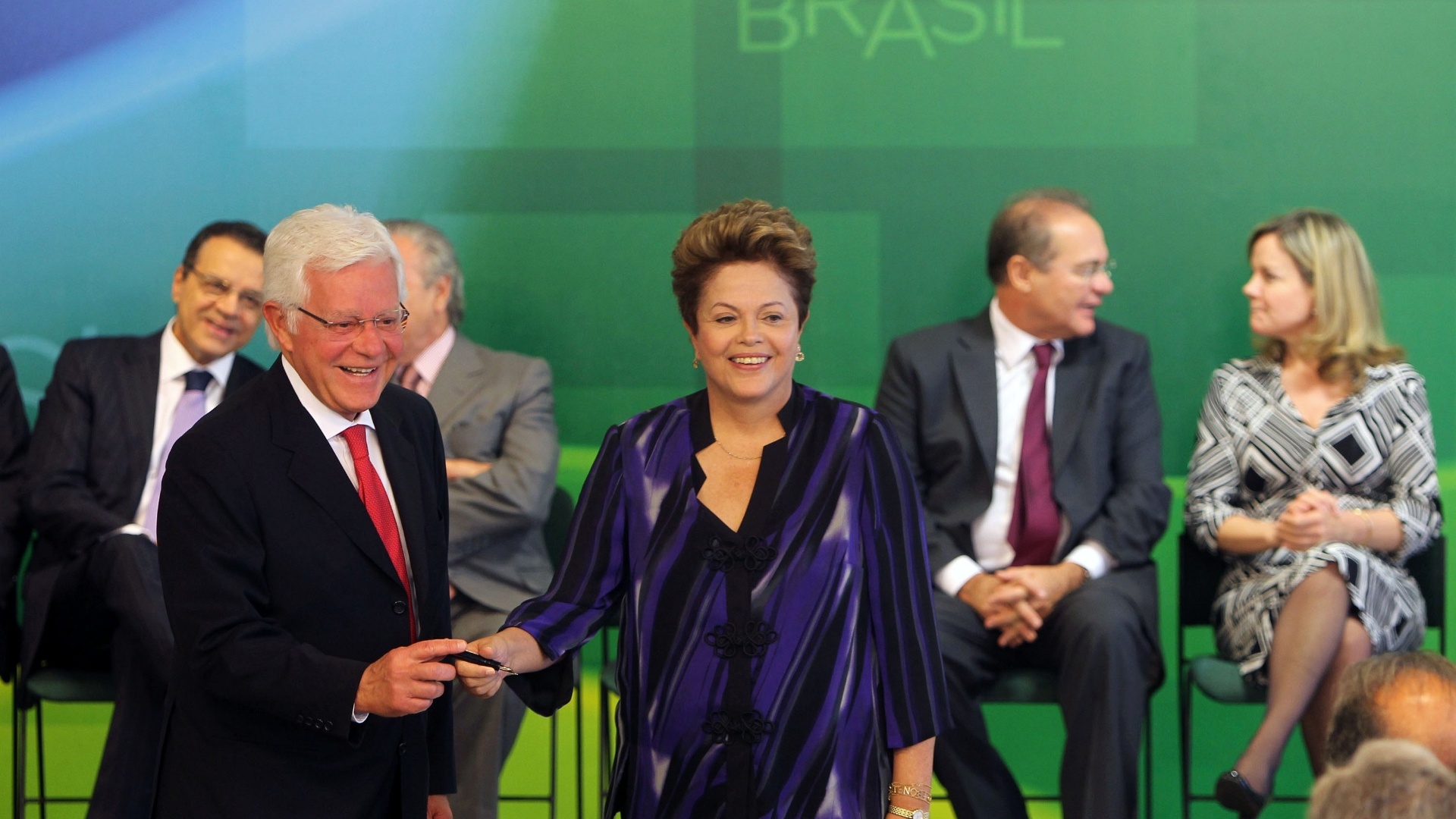 16.mar.2013 - Posse dos novos ministros de Dilma no Palácio do Planalto, em Brasília; Dilma com Moreira Franco - Roberto Jayme/UOL