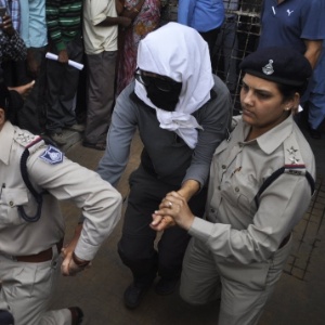 Turista suíça, vítima de estupro coletivo na Índia é levada com o rosto coberto para fazer exames