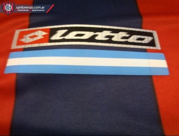 16.março.2013 - As cores da bandeira argentina também estão no uniforme que homenageia o papa - Reprodução / Twitter