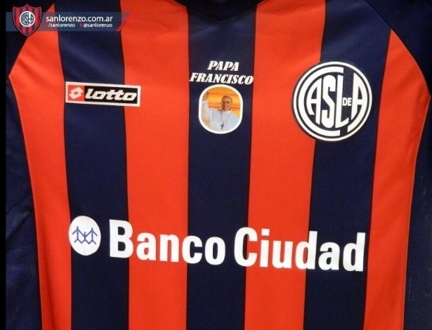 16.março.2013 - Camisa que o time usará na partida contra o Colón tem a imagem do papa Francisco - Reprodução / Twitter