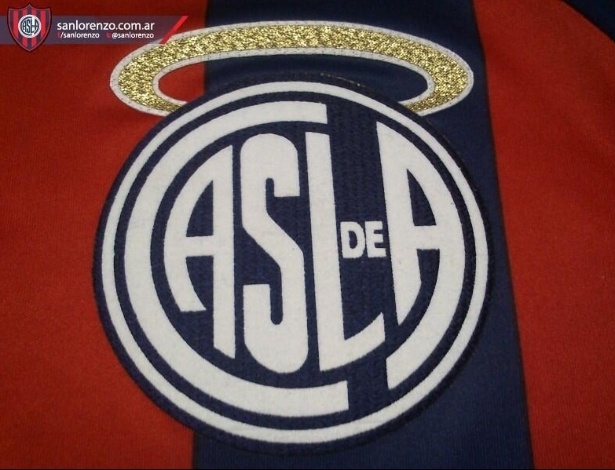 16.março.2013 - Detalhe do símbolo do San Lorenzo com uma auréola, em homenagem ao papa Francisco - Reprodução / Twitter