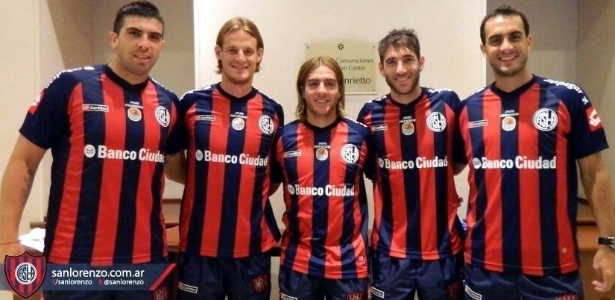 16.março.2013- Jogadores do San Lorenzo posam com camisa que usarão para homenagear o papa Francisco - Reprodução / Twitter