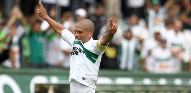 O meia Alex marcou dois gols na goleada do Coritiba sobre o Rio Branco - Divulgação/Site oficial do Coritiba