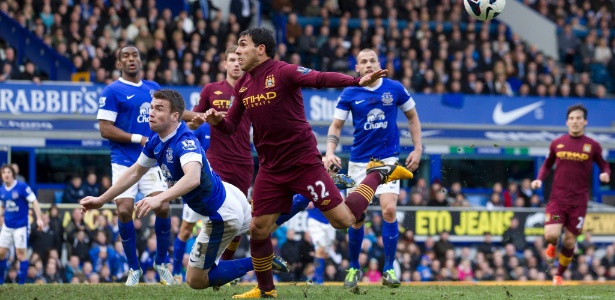 Carlitos Tevez, do Manchester City, participou da derrota para o Everton por 2 a 0 - Jon Super/AP