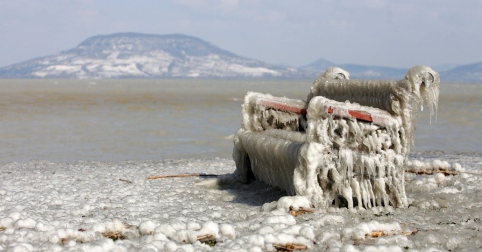 Poltrona é coberta por gelo em Balatonfenyves (155 km de Budapeste), Hungria