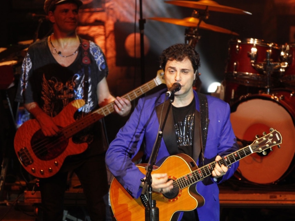 16.mar.2013 -  O vocalista Frejat  toca no  show pelos 30 anos de carreira do Barão Vermelho - Taiz Dering/Divulgação