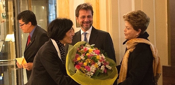 A presidente Dilma Rousseff recebe flores ao chegar a hotel em Roma (Itália) -  Mastrangelo Reino/ Frame/ Folha Press