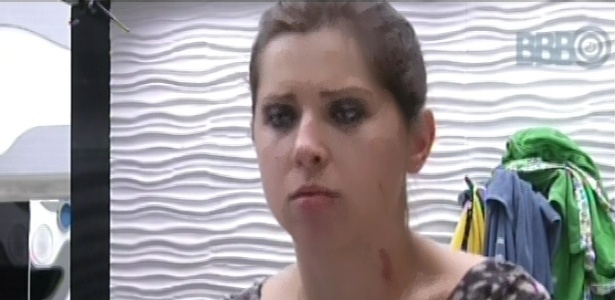 17.mar.2013 - Andressa observa marca no pescoço deixada por Nasser durante brincadeira com o gaúcho