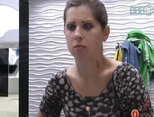 17.mar.2013 - Andressa observa marca no pescoço deixada por Nasser durante brincadeira com o gaúcho