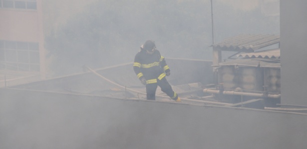  Bombeiros controlam incêndio em uma fábrica na região do Brás, na cidade de São Paulo - J. Duran Machfee/Futura Press