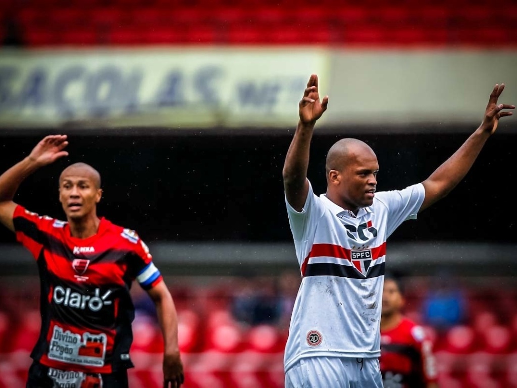 17.mar.2013 - Edson Silva comemora depois de abrir o marcador para o São Paulo contra o Oeste, no Morumbi, em partida do Campeonato Paulista - Leandro Moraes/UOL
