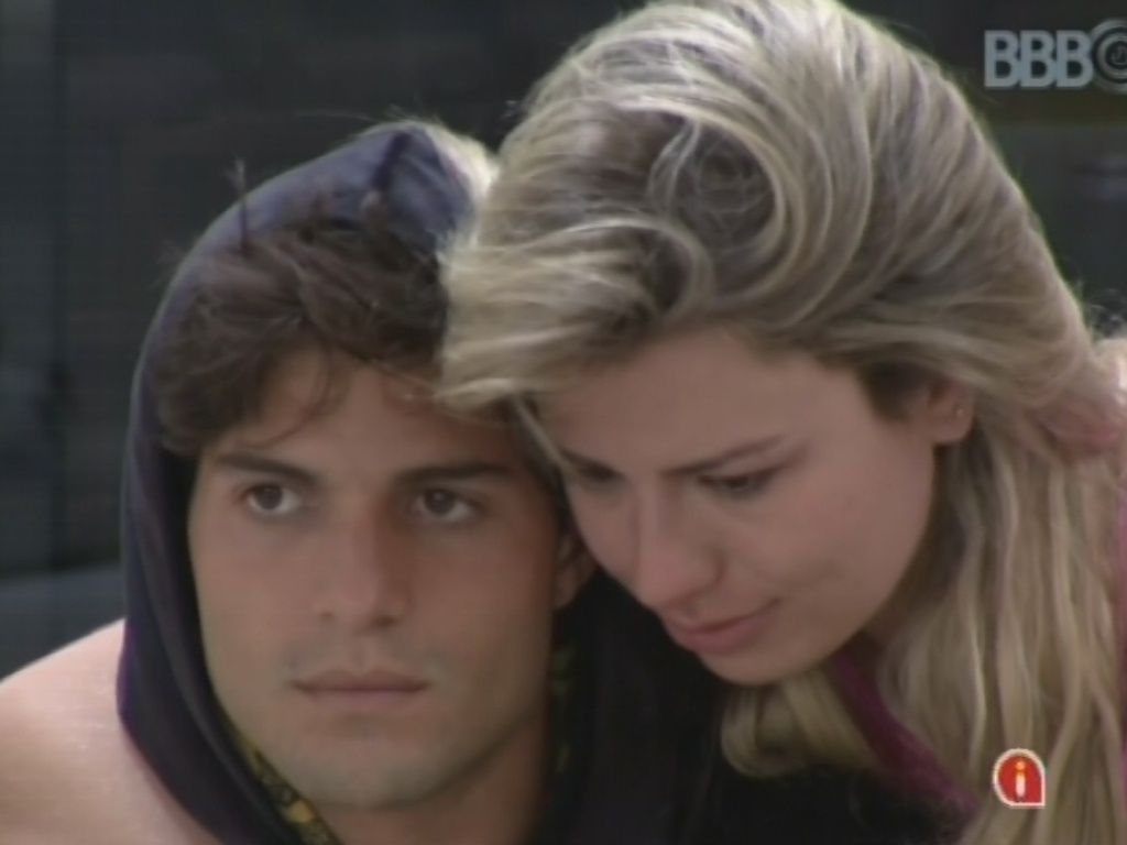 17.mar.2013 - Fernanda e André se abraçam e se preocupam com possível paredão entre os dois