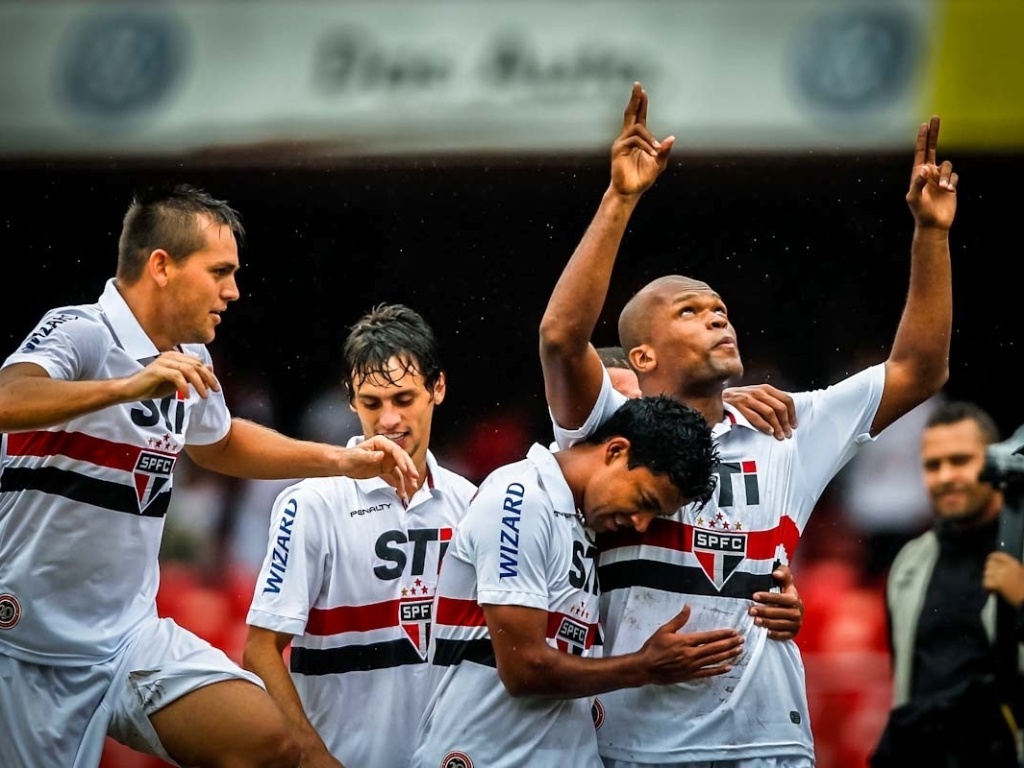 17.mar.2013 - Jogadores do São Paulo comemoram gol marcado pelo zagueiro Edson Silva na partida contra o Oeste, pelo Campeonato Paulista - Leandro Moraes/UOL