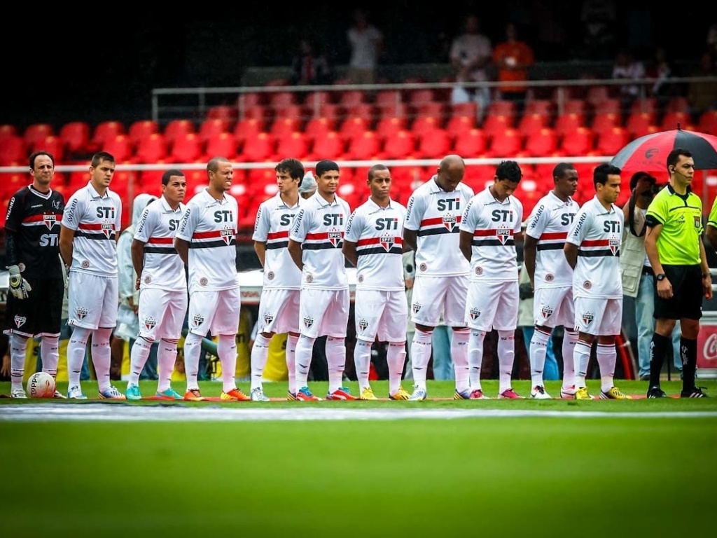 17.mar.2013 - Jogadores do São Paulo respeitam o hino nacional antes da partida contra o Oeste, no Morumbi, pelo Campeonato Paulista - Leandro Moraes/UOL