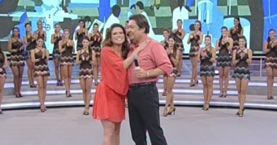 17.mar.2013 - Kamilla abraça Faustão no "Domingão"