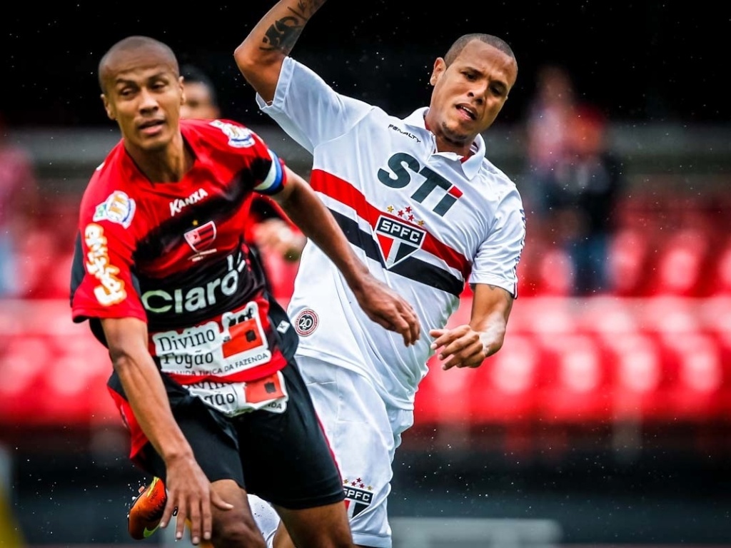 17.mar.2013 - Luís Fabiano, atacante do São Paulo, disputa a posse da bola com jogador do Oeste durante partida do Campeonato Paulista - Leandro Moraes/UOL