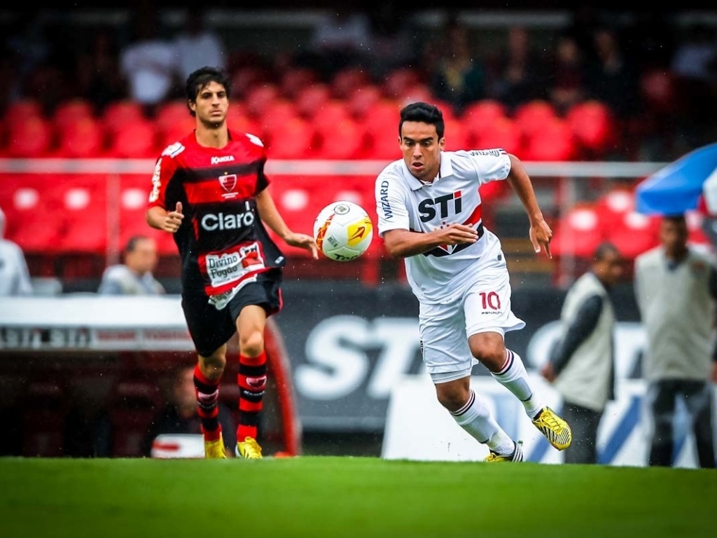 17.mar.2013 - Meia Jadson tenta a jogada durante a partida do São Paulo contra o Oeste, pelo Campeonato Paulista - Leandro Moraes/UOL