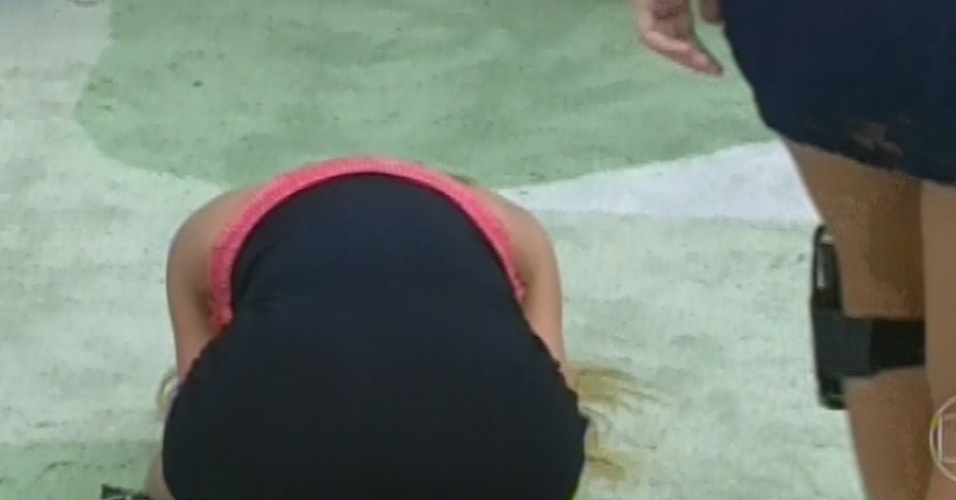 17.mar.2013 - Natália se joga no chão e chora ao descobrir que Fani é a décima primeira eliminada do "BBB13"