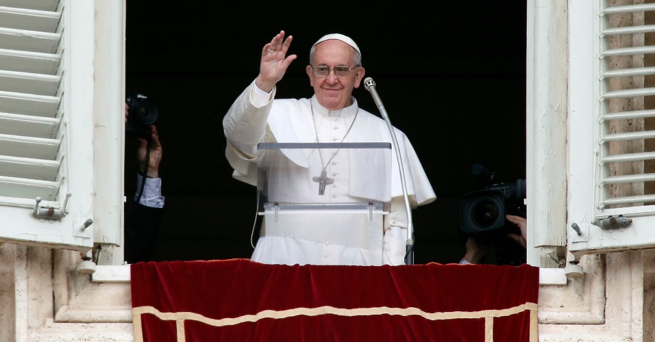 17.mar.2013 - O papa Francisco rezou o Angelus, o primeiro de seu pontificado, da janela do apartamento papal, que tem vista para a praça de São Pedro