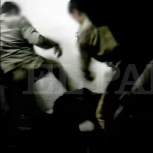 O vídeo mostra soldados espanhóis chutando e pisando em prisioneiros no Iraque em 2004 - Reprodução/El País