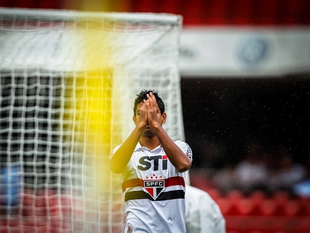 17.mar.2013 - Wallyson lamenta jogada desperdiçada durante a partida entre São Paulo e Oeste, pelo Campeonato Paulista - Leandro Moraes/UOL