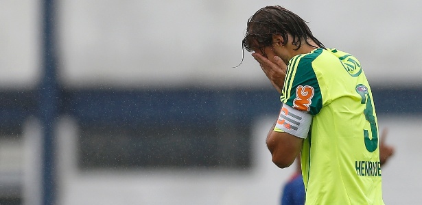 Zagueiro Henrique bota a mão no rosto depois de perder um pênalti pelo Palmeiras  - Piervi Fonseca/AGIF