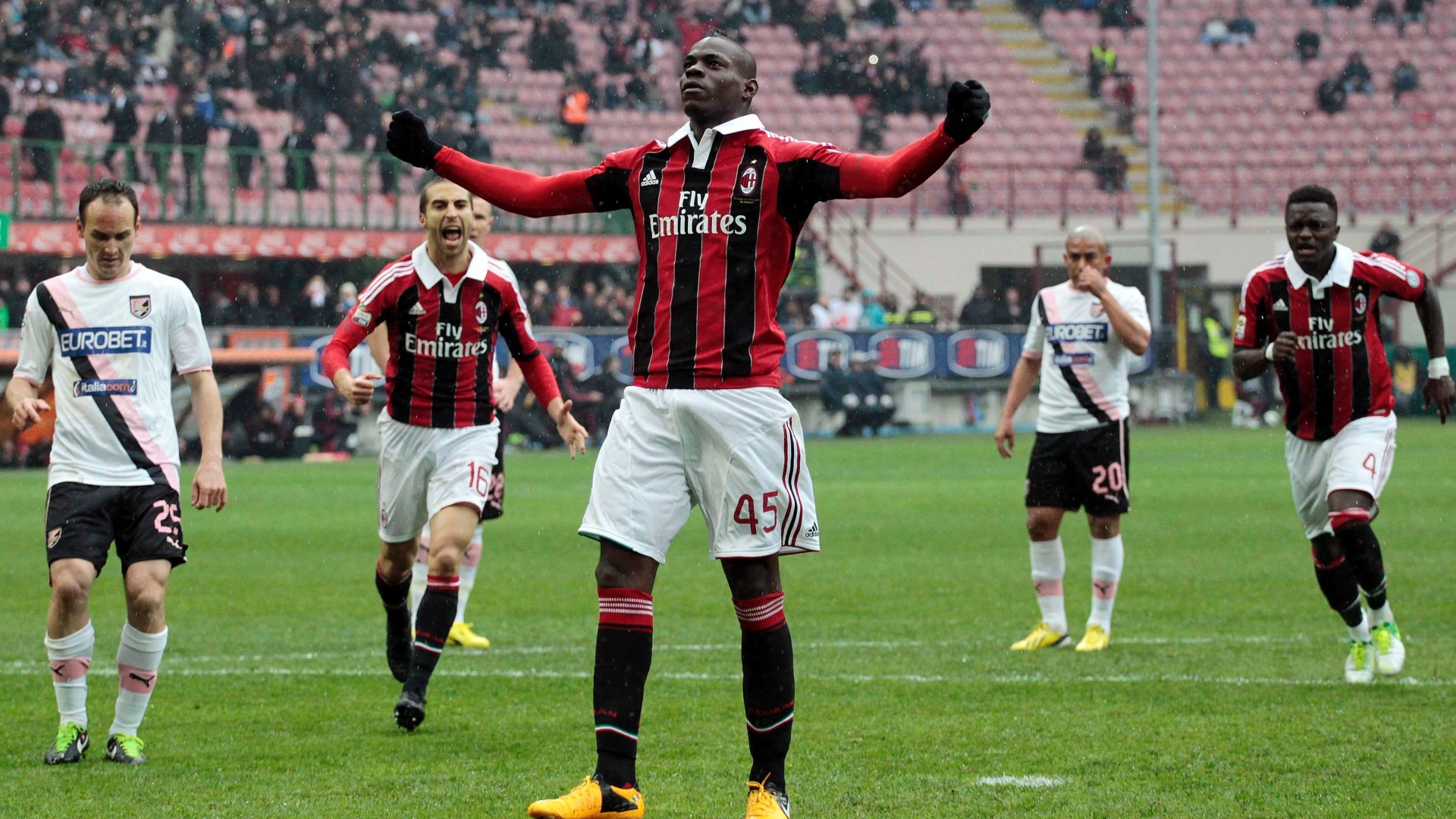 Balotelli abriu o placar para o Milan, contra o Palermo, pelo Campeonato Italiano - Alessandro Garofalo/Reuters
