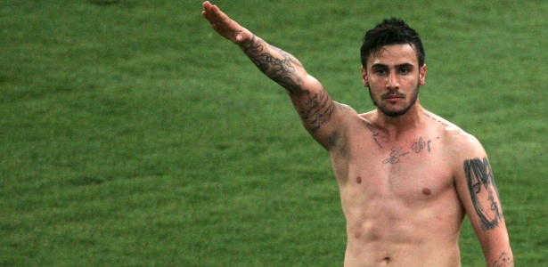 Giorgos Katidis, do AEK, comemorou seu gol com gesto nazista e foi banido da seleção - AP Photo/INTIME