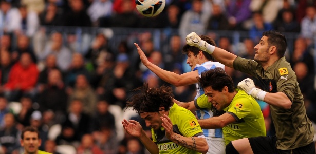 O atacante Lucas Piazon (ao centro) tentou, mas o Málaga saiu de campo com a derrota por 2 a 0 para o Espanyol - AFP PHOTO / JORGE GUERRERO