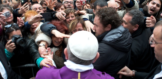 Papa Francisco cumprimenta multidão após rezar missa e "testa" seus seguranças