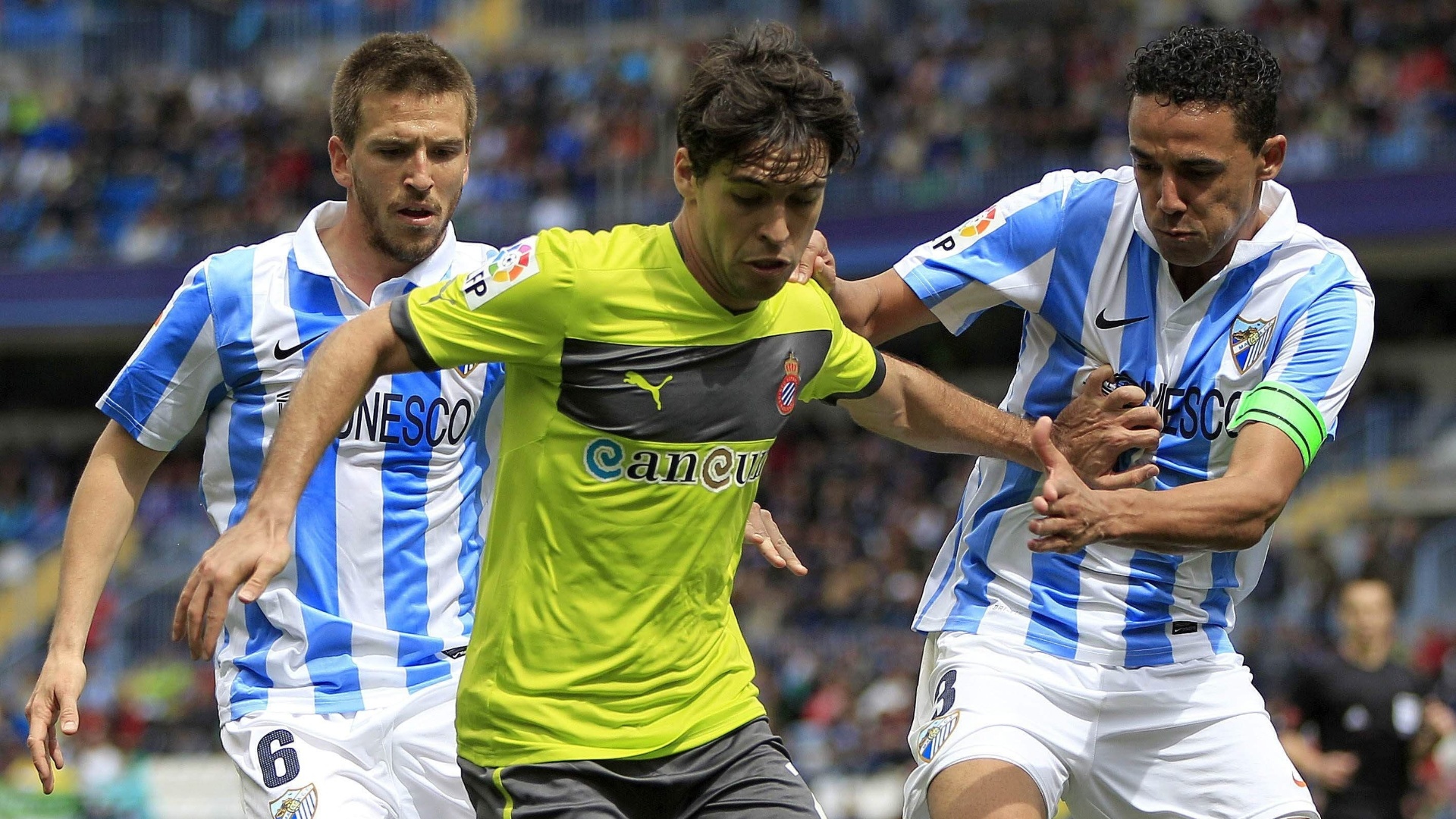 Pelo Campeonato Espanhol, o Málaga, do brasileiro Weligton (dir.), perdeu por 2 a 0 para o Espanyol - EFE/Jorge Zapata