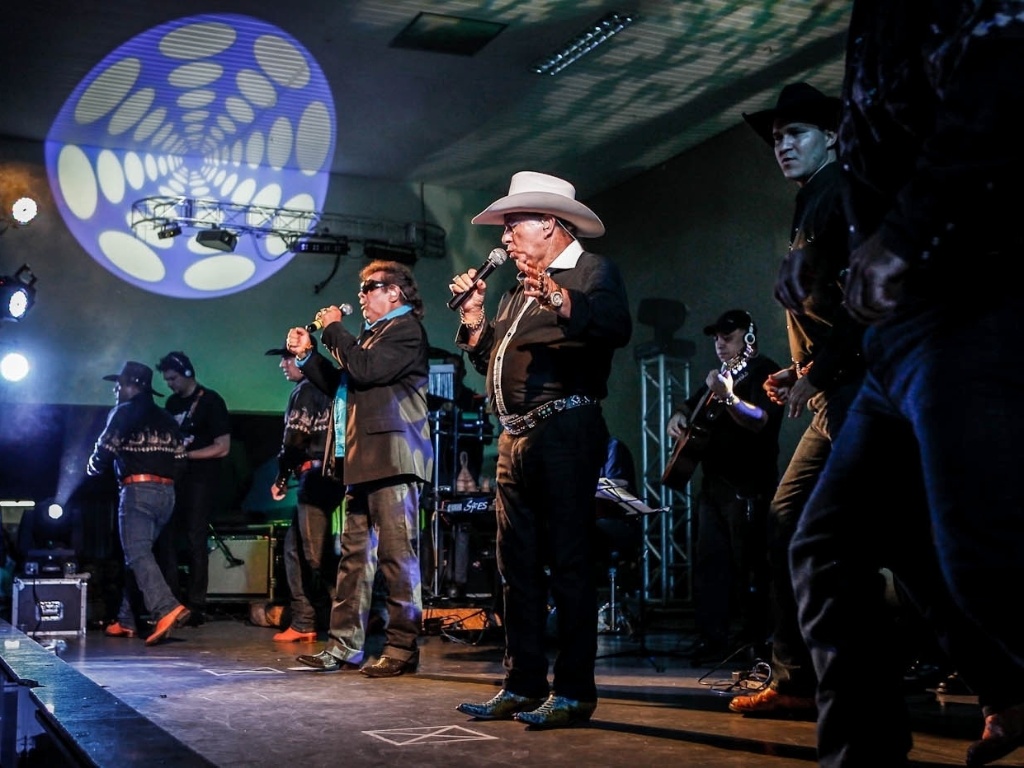 15.mar.2013 - A dupla sertaneja Milionário e José Rico interpreta sucessos como "Sonho de um Caminhoneiro" em show em São Bernardo do Campo - Leandro Moraes/UOL