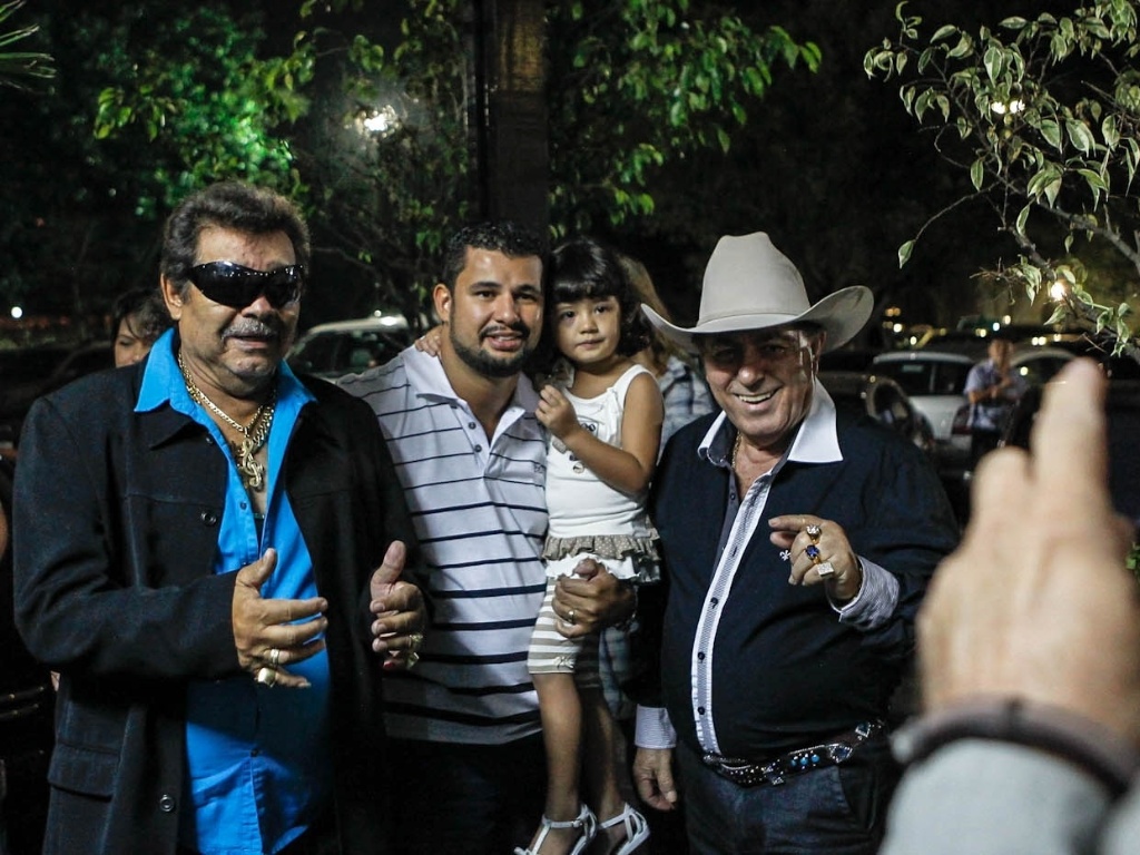 15.mar.2013 - A dupla sertaneja Milionário e José Rico posa com fãs durante show em São Bernardo do Campo - Leandro Moraes/UOL