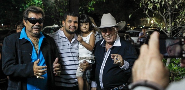 15.mar.2013 - A dupla sertaneja Milionário e José Rico posa com fãs durante show em São Bernardo do Campo - Leandro Moraes/UOL