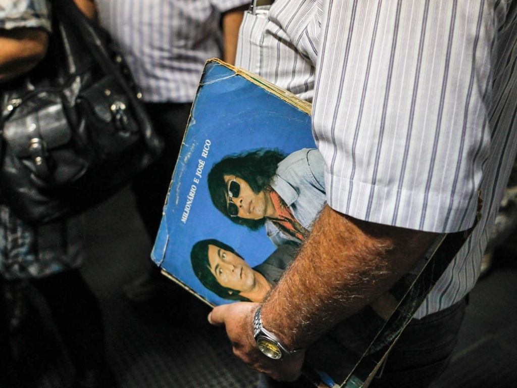 15.mar.2013 - Fã aguarda na entrada do camarim de Milionário e José Rico para pedir autógrafo em LP da dupla sertaneja - Leandro Moraes/UOL