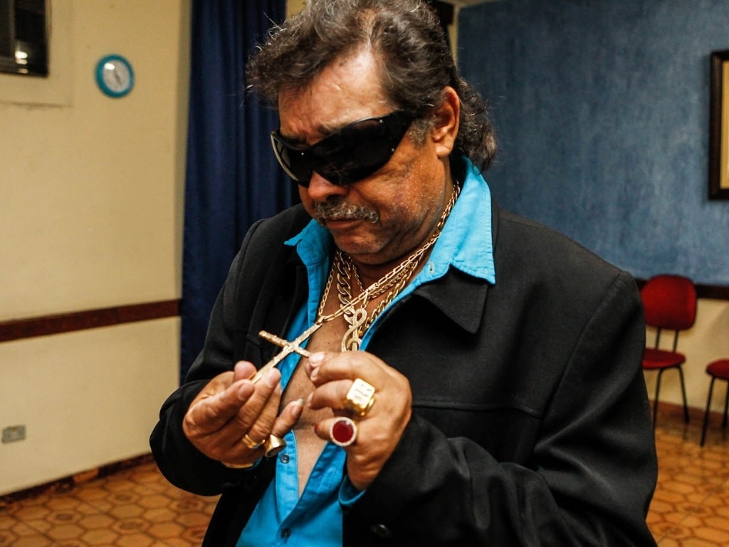 15.mar.2013 - O cantor José Rico, da dupla Milionário e José Rico, exibe seus colares ("a maioria bijuteria") pouco antes de se apresentar em São Bernardo do Campo - Leandro Moraes/UOL