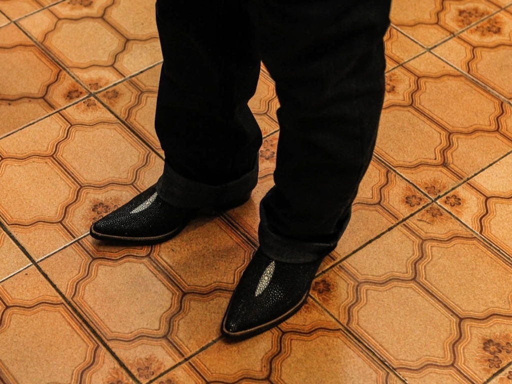 15.mar.2013 - O cantor José Rico, da dupla Milionário e José Rico, exibe sua bota de pele de arraia pouco antes de se apresentar em São Bernardo do Campo - Leandro Moraes/UOL