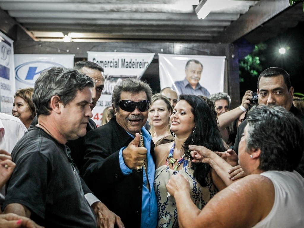 15.mar.2013 - O cantor José Rico posa com fãs antes de se apresentar em São Bernardo do Campo - Leandro Moraes/UOL