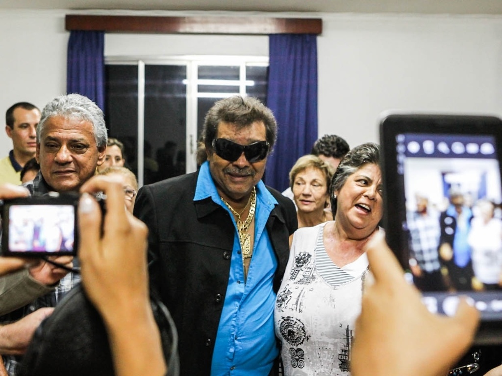 15.mar.2013 - O cantor José Rico posa com fãs antes de se apresentar em São Bernardo do Campo - Leandro Moraes/UOL