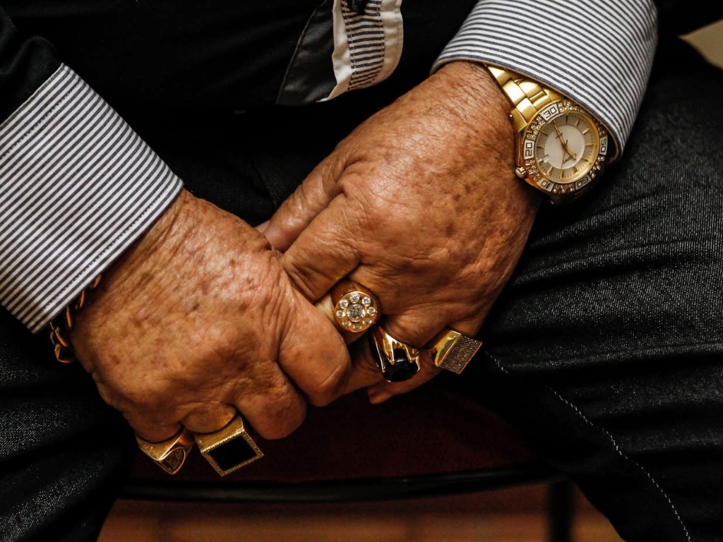 15.mar.2013 - O cantor Milionário, da dupla Milionário e José Rico, exibe seus anéis ("a maioria bijuteria") pouco antes de se apresentar em São Bernardo do Campo - Leandro Moraes/UOL