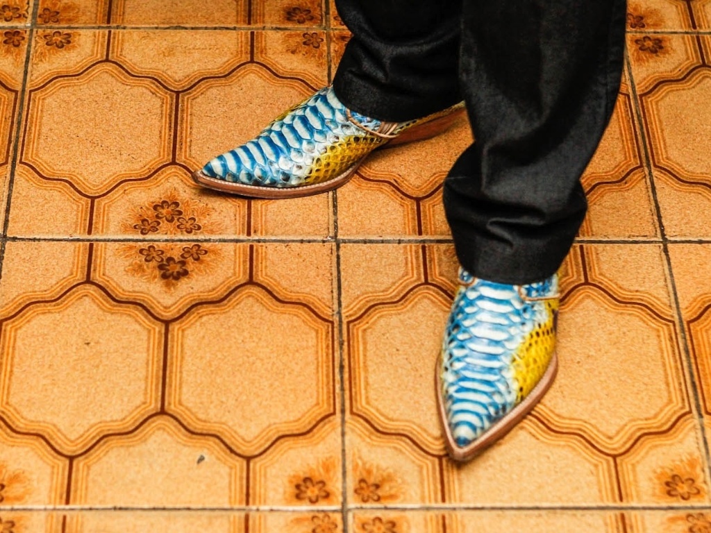 15.mar.2013 - O cantor Milionário, da dupla Milionário e José Rico, exibe sua bota de couro de cobra píton pouco antes de se apresentar em São Bernardo do Campo - Leandro Moraes/UOL