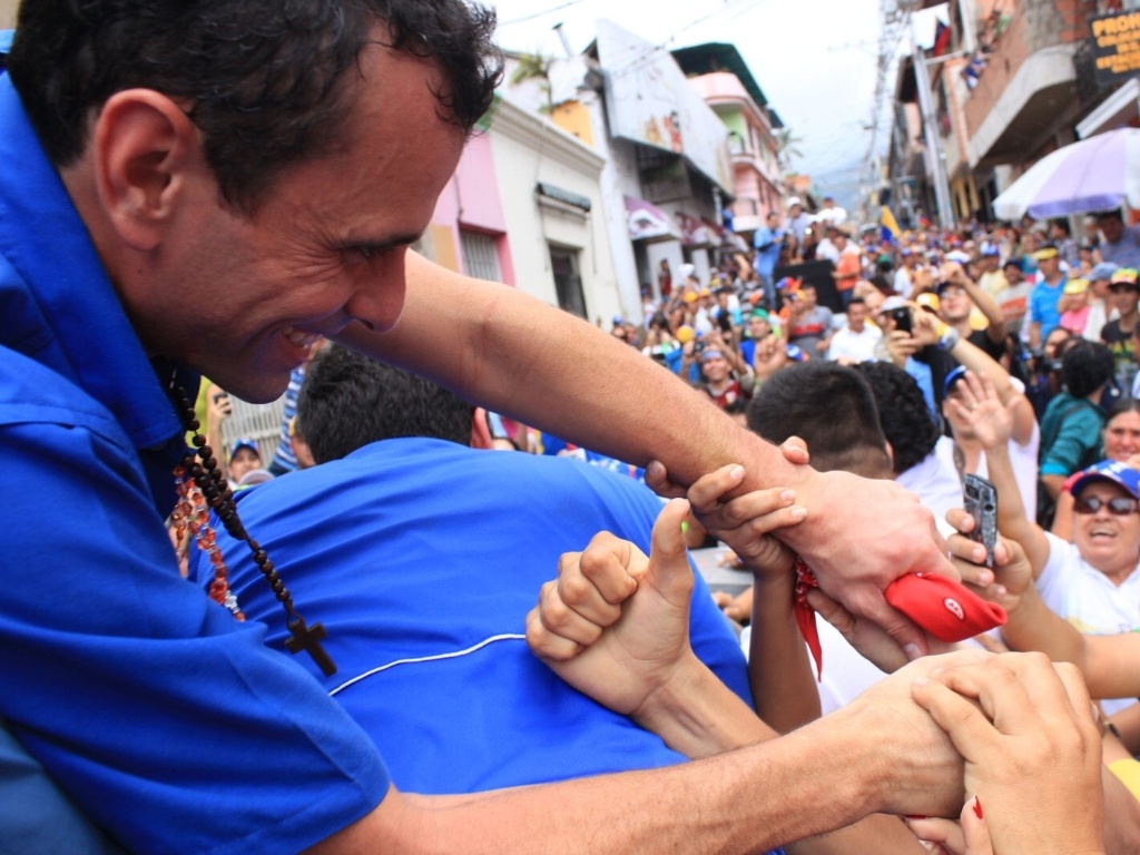 16.mar.2013 - Henrique Capriles, opositor de Nicolás Maduro nas eleições presidenciais, cumprimenta eleitores durante um evento de campanha em La Grita, no Estado de Táchira, na Venezuela. Capriles deu início ao que chamou de "cruzada" pelo país, a quatro semanas das eleições - Prensa Capriles/Daniel Lara/EFE