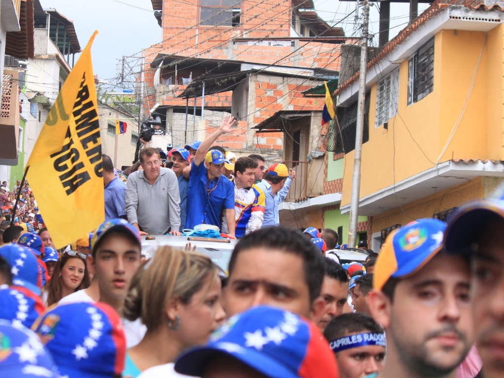 16.mar.2013 - Henrique Capriles, opositor de Nicolás Maduro nas eleições presidenciais, cumprimenta eleitores durante um evento de campanha em La Grita, no Estado de Táchira, na Venezuela. Capriles deu início ao que chamou de "cruzada" pelo país, a quatro semanas das eleições - Prensa Capriles/Daniel Lara/EFE