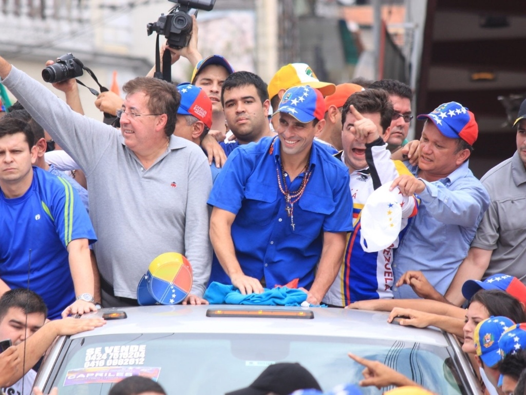 16.mar.2013 - Henrique Capriles, opositor de Nicolás Maduro nas eleições presidenciais, realiza evento de campanha em La Grita, no Estado de Táchira, na Venezuela. Capriles deu início ao que chamou de "cruzada" pelo país, a quatro semanas das eleições - Prensa Capriles/Daniel Lara/EFE