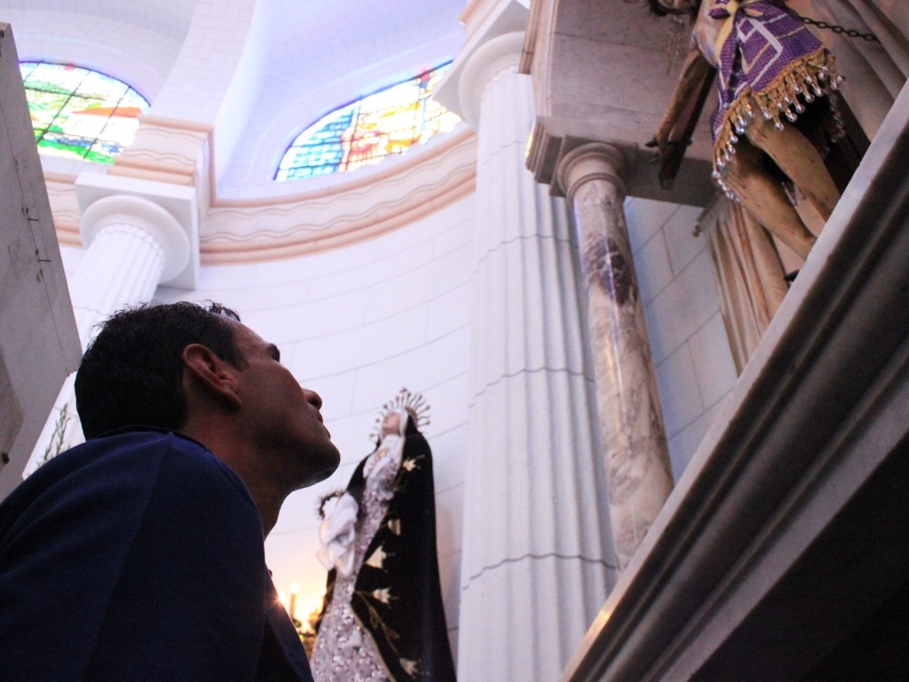 16.mar.2013 - Henrique Capriles, opositor de Nicolás Maduro nas eleições presidenciais, visita a igreja de Santo Cristo de La Grita, durante uma visita à cidade de La Grita, no Estado de Táchira, na Venezuela. Capriles deu início ao que chamou de "cruzada" pelo país, a quatro semanas das eleições - Prensa Capriles/Daniel Lara/EFE