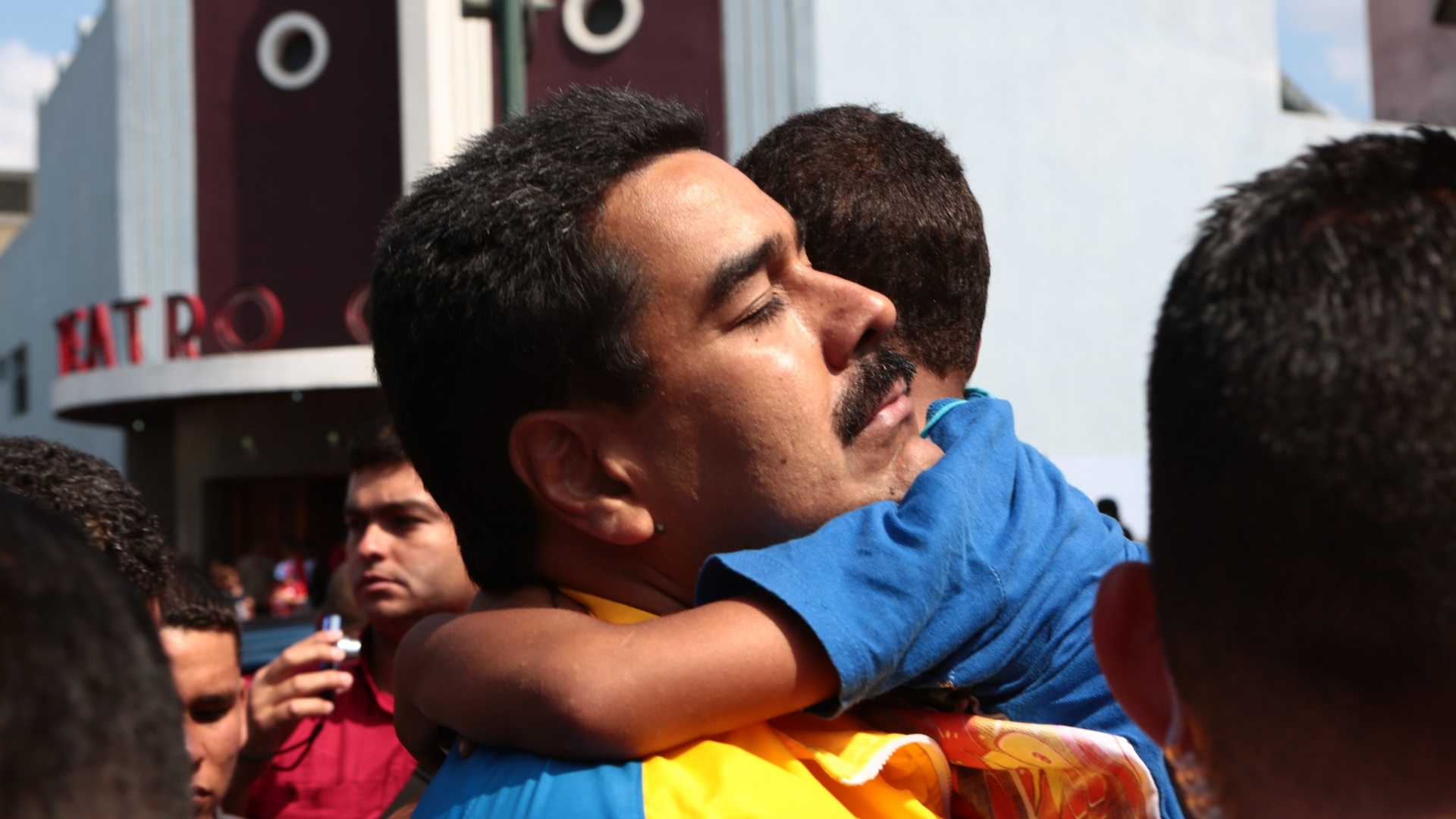 16.mar.2013 - Nicolás Maduro, presidente interino da Venezuela e candidato às eleições de 14 de abril, convocadas após a morte de Hugo Chávez, abraça um menino durante campanha em um bairro da periferia de Caracas - Palácio de Miraflores/EFE